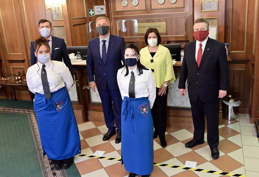 Stadtrat Peter Hanke, Wirtschaftskammer-Präsident Walter Ruck, AK Präsidentin Renate Anderl und Bürgermeister Michael Ludwig (v. li. n. re.) mit Lehrlingen des Hotel Bellevue.