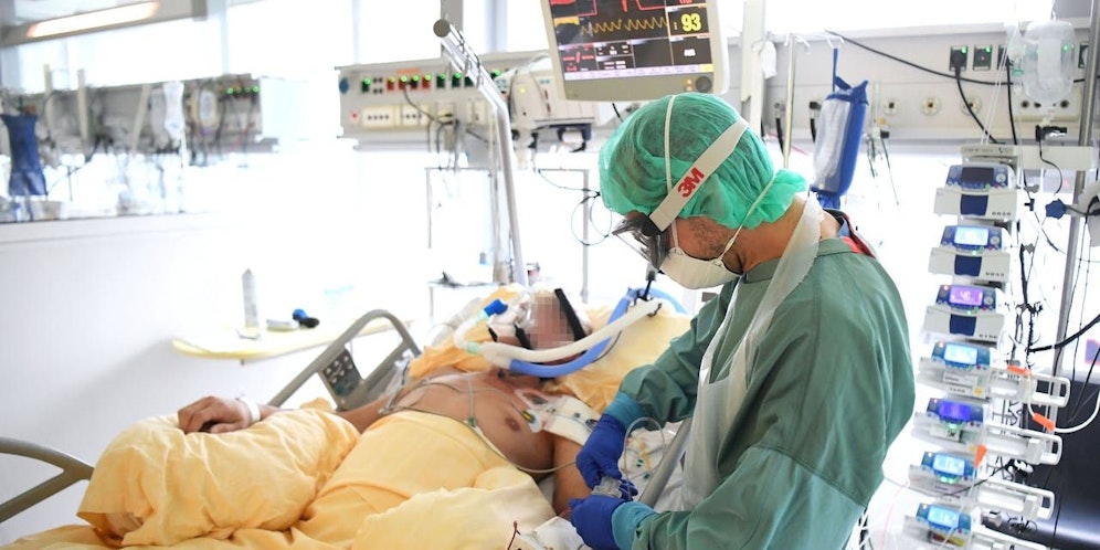 Seit Beginn der Pandemie starben dortzulande mehr als 329.100 Menschen mit oder an Corona.