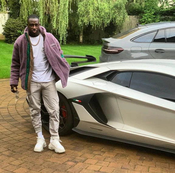 Benjamin Mendy posiert auf Instagram vor seinem Lamborghini.