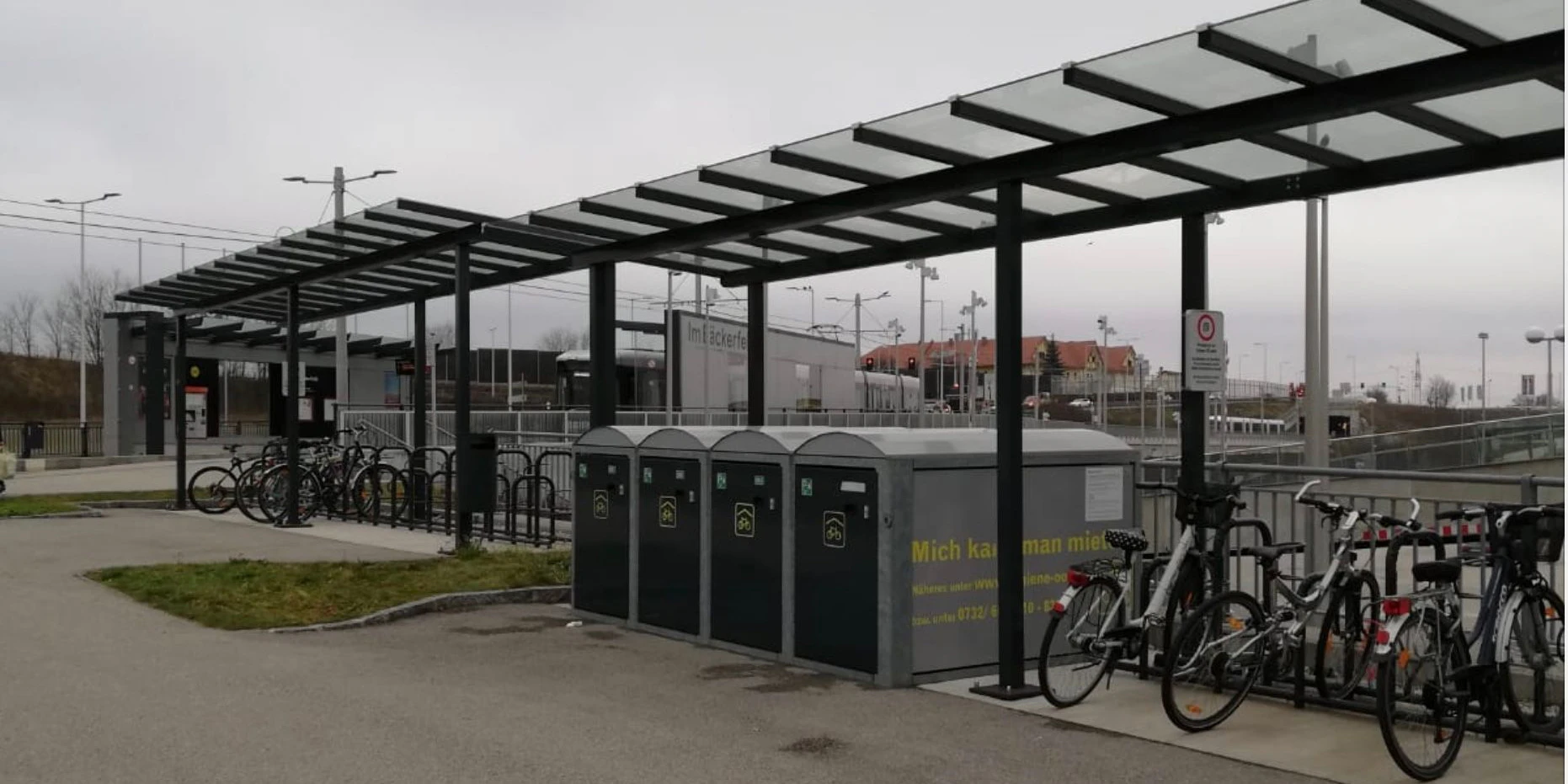 An Bim-Haltestellen können Räder in Boxen gelagert werden.