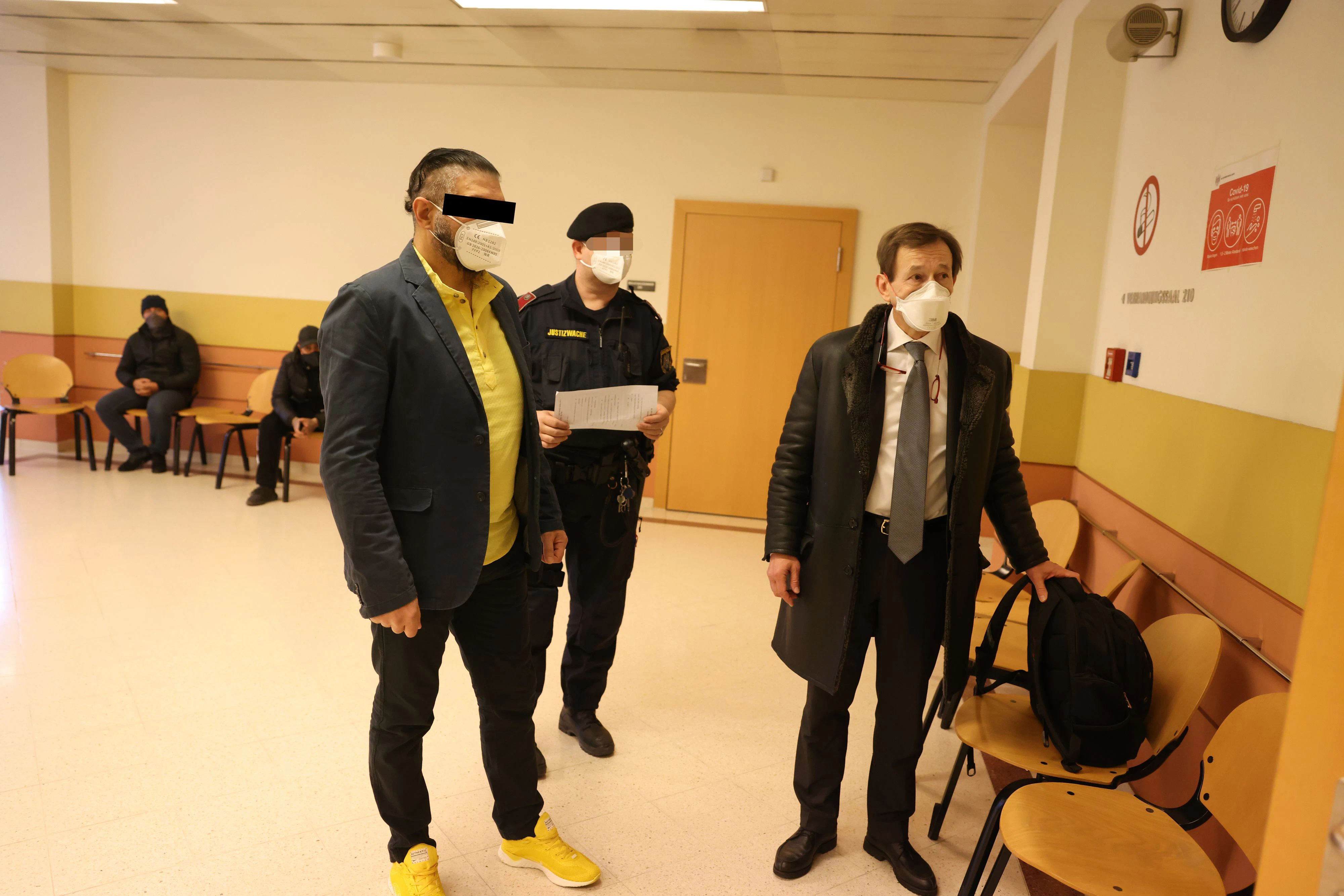 Der falsche Polizist kam in zivil, Anwalt Mayer (r.)