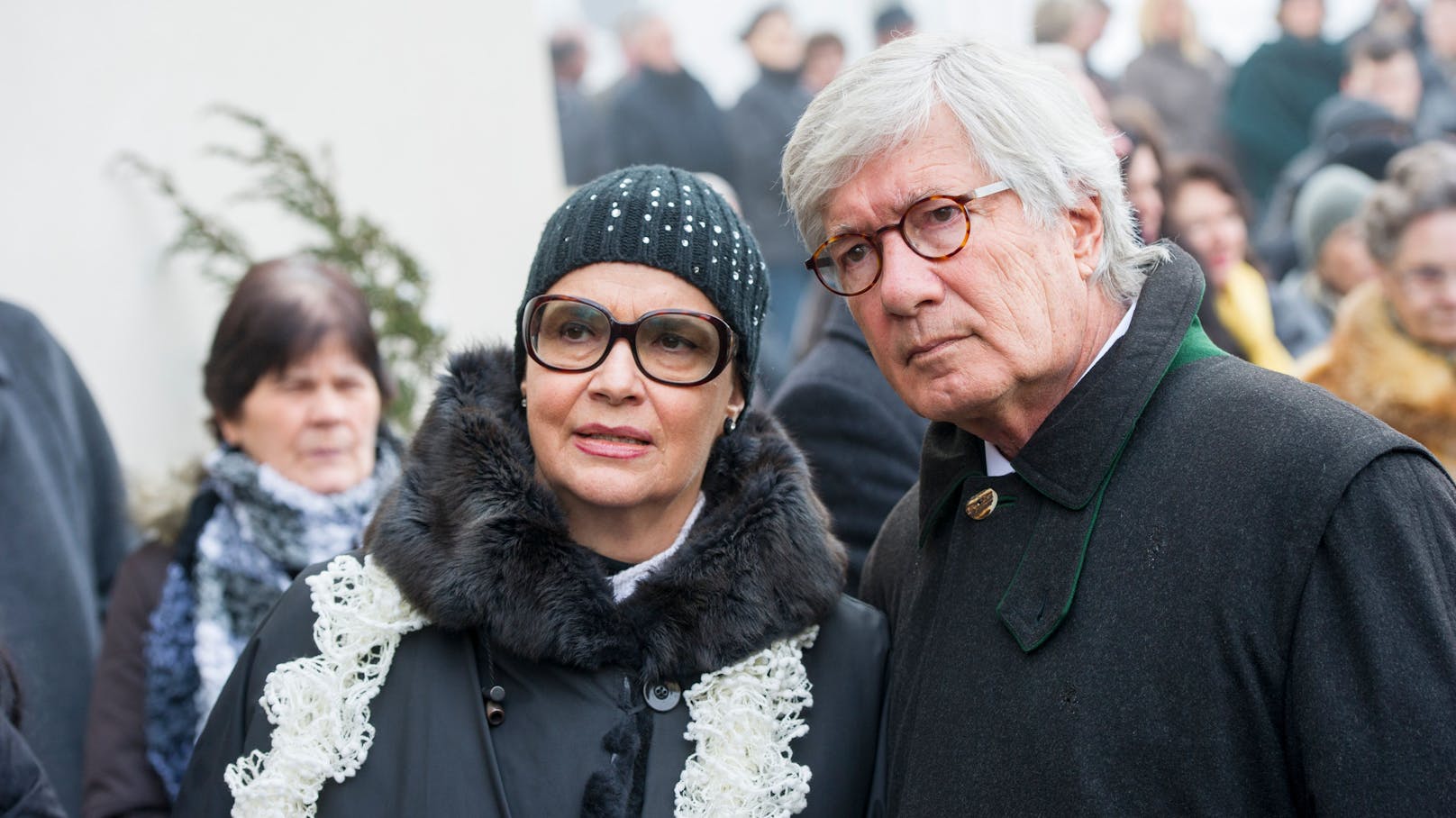 TV-Star <strong>Christian Wolff</strong> (re.) und seine Frau <strong>Marina </strong>beim Begräbnis von Maximilian Schell. Nun hat Wolff seinen eigenen Sohn Sascha unerwartet verloren.