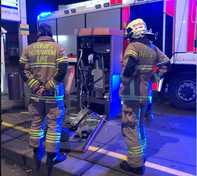 Feuerwehrmänner vor dem zerstörten Automaten.