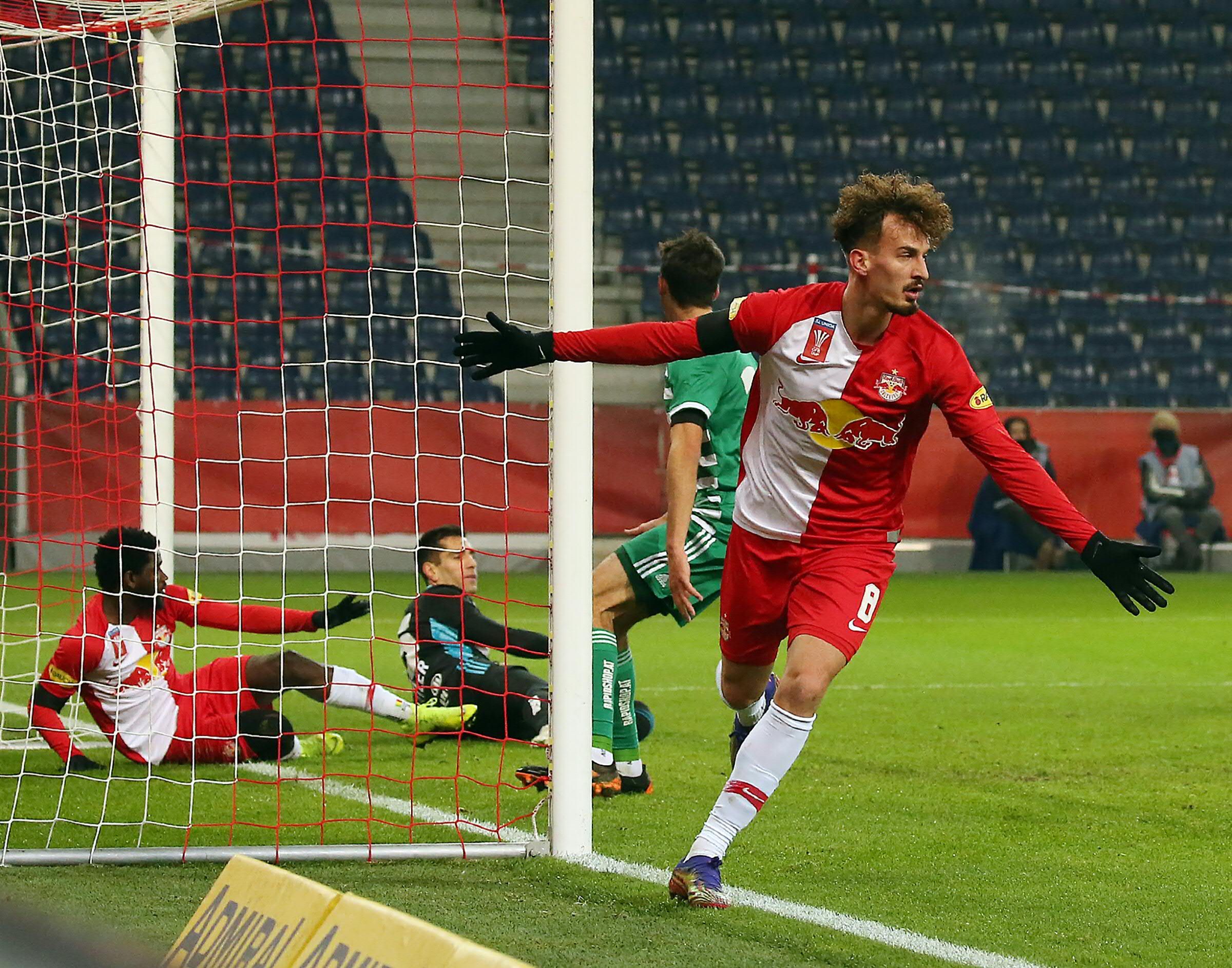 Mergim Berisha und seine Kollegen jubeln über den Kantersieg gegen Rapid.