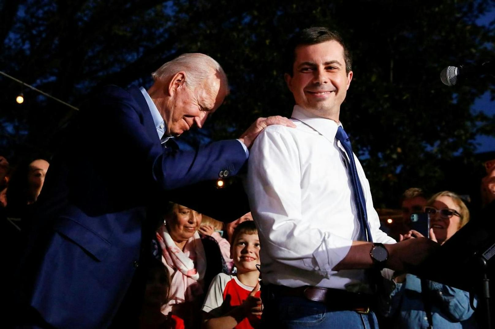 Macht aus seinem früheren Konkurrenten einen Minister: Der gewählte Präsident Joe Biden (links) mit Pete Buttigieg. (Archivbild)
