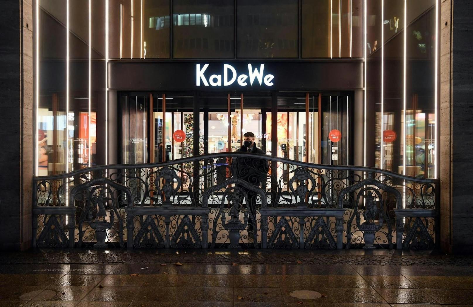 Harte Einschränkungen in Deutschland: Ein Einkaufszentrum in Berlin schließt die Tore. (15. Dezember 2020)