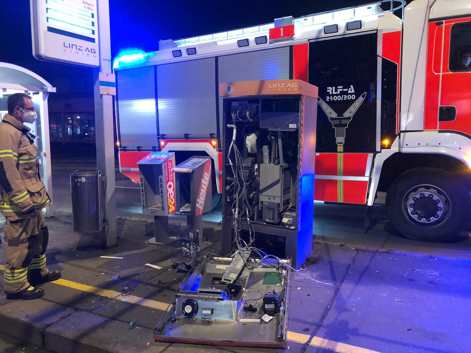 Unbekannte sprengten in Ebelsberg einen Ticket-Automaten in die Luft.