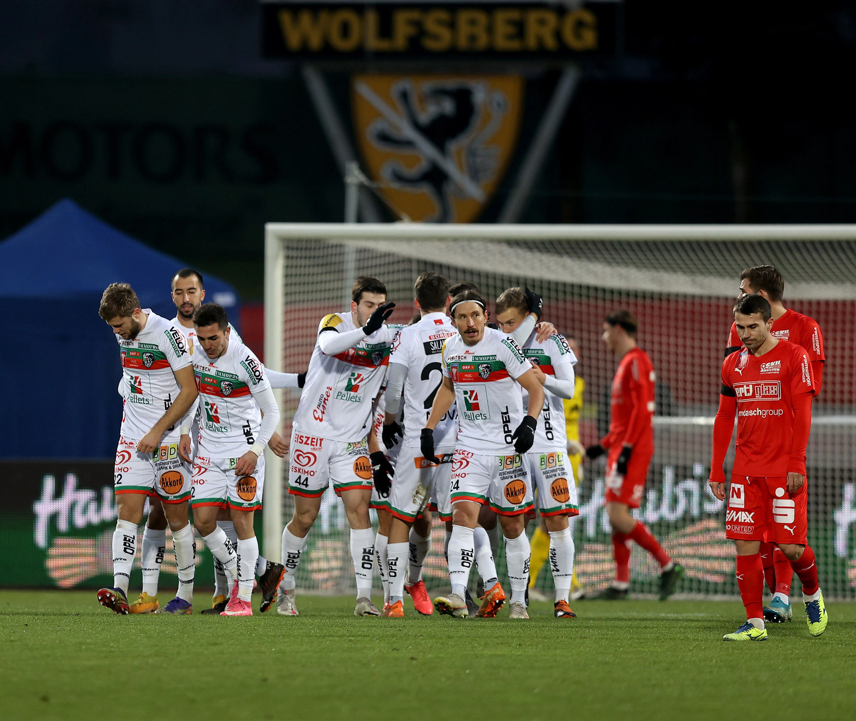 Die Wolfsberger jubeln über das einzige Tor im Cup-Achtelfinale.