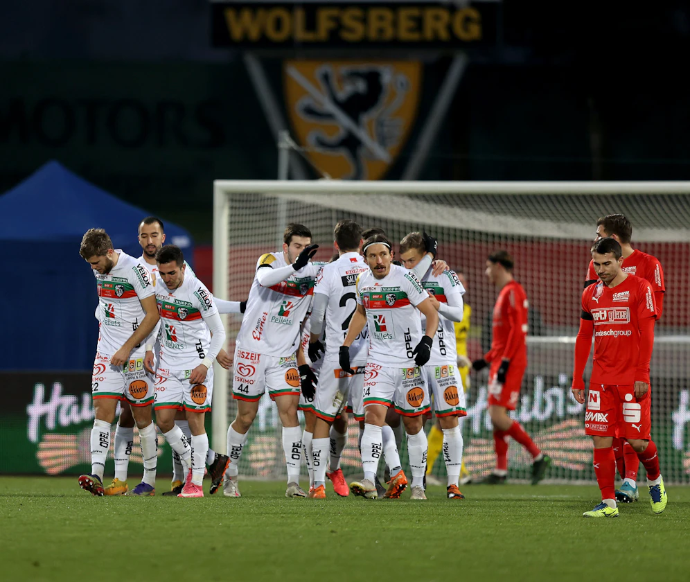 Die Wolfsberger jubeln über das 1:0 im Cup-Achtelfinale.