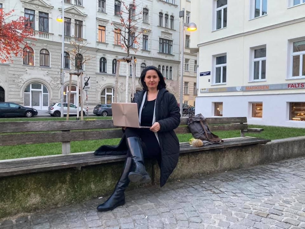 Bezirks-Vize Veronika Mickel verlegte ihr Büro kurzerhand auf den Schlesingerplatz.