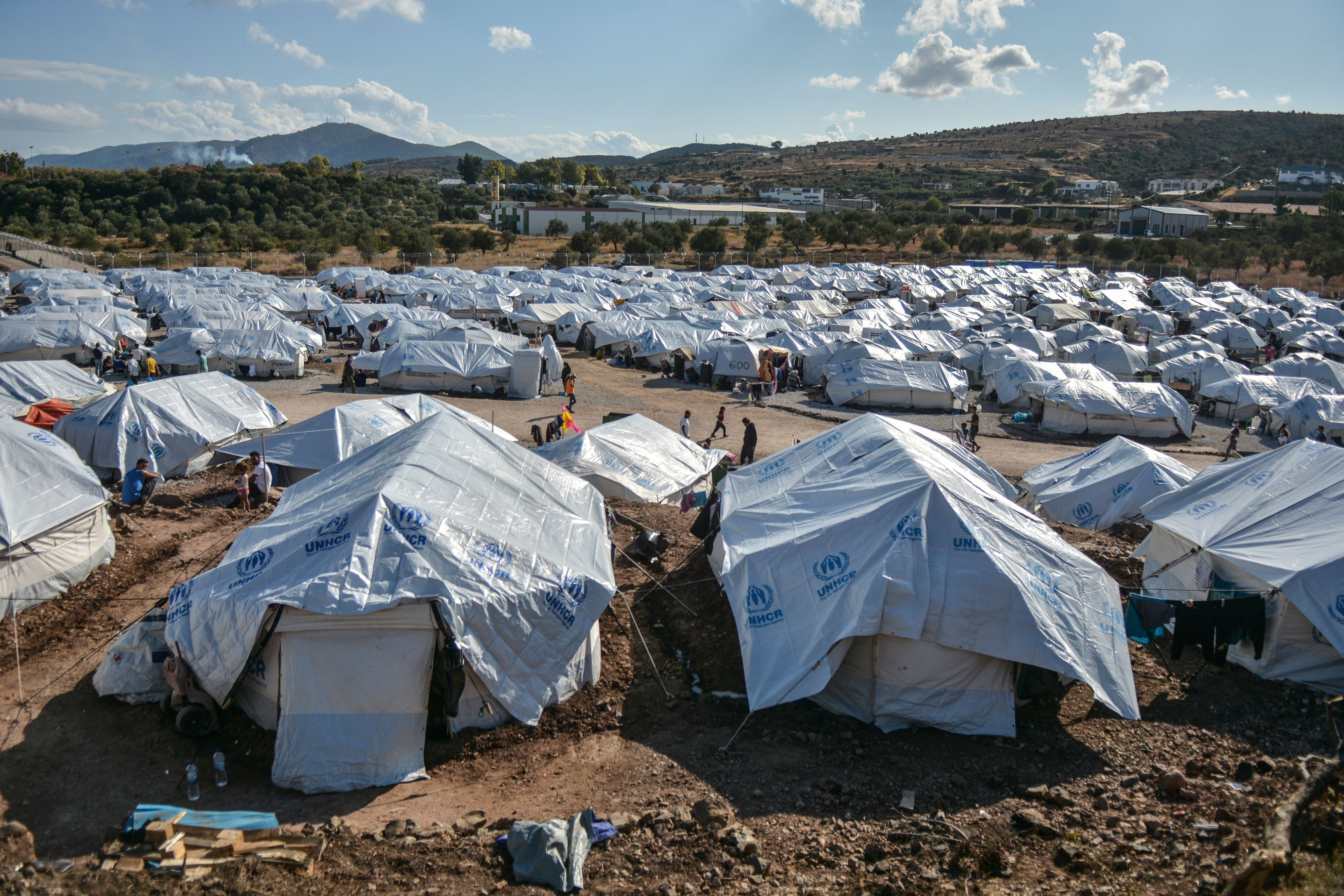 Download von www.picturedesk.com am 16.12.2020 (12:29).  Migrants gather after a rainstorm at the Kara Tepe refugee camp, on the northeastern Aegean island of Lesbos, Greece, Wednesday, Oct. 14, 2020. Around 7,600 refugees and migrants have settled at the new tent city after successive fires on Sept. 9, devastated the Moria refugee camp, making thousands of inhabitants homeless during a COVD-19 lockdown. (AP Photo/Panagiotis Balaskas) - 20201014_PD5869 - Rechteinfo: Rights Managed (RM)