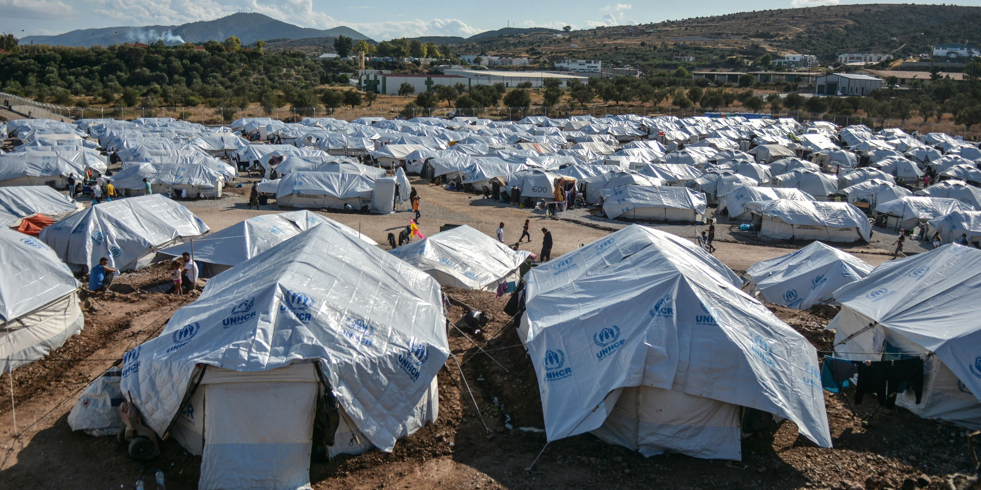 Download von www.picturedesk.com am 16.12.2020 (12:29).  Migrants gather after a rainstorm at the Kara Tepe refugee camp, on the northeastern Aegean island of Lesbos, Greece, Wednesday, Oct. 14, 2020. Around 7,600 refugees and migrants have settled at the new tent city after successive fires on Sept. 9, devastated the Moria refugee camp, making thousands of inhabitants homeless during a COVD-19 lockdown. (AP Photo/Panagiotis Balaskas) - 20201014_PD5869 - Rechteinfo: Rights Managed (RM)