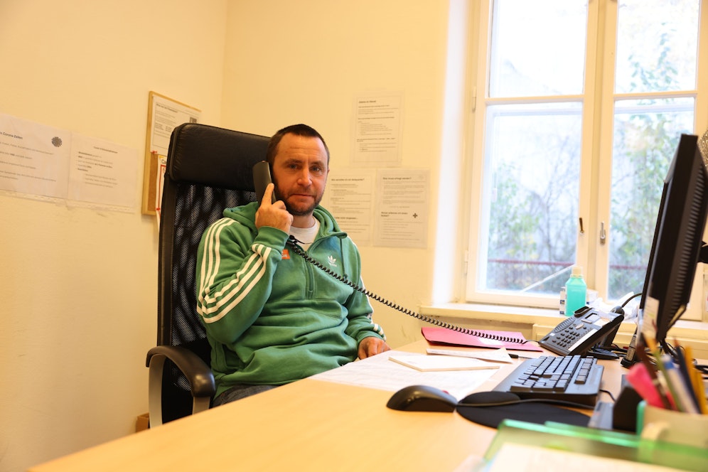 Ex-Kicker Steffen Hofmann nahm die Anrufe am Kältetelefon entgegen.