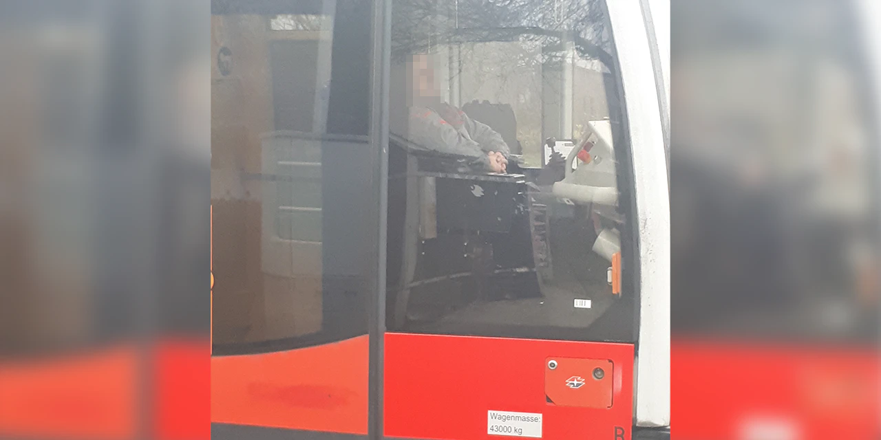 Dieser Straßenbahnfahrer dürfte wohl eine lange Nacht hinter sich haben