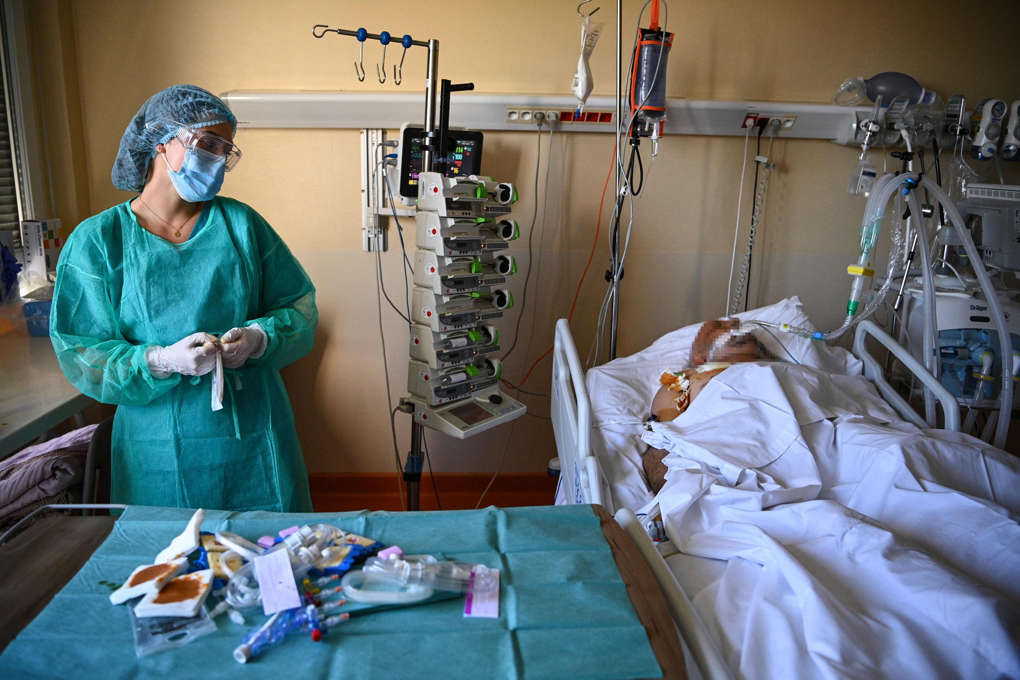 Ein Patient wird auf einer Intensivstation behandelt.