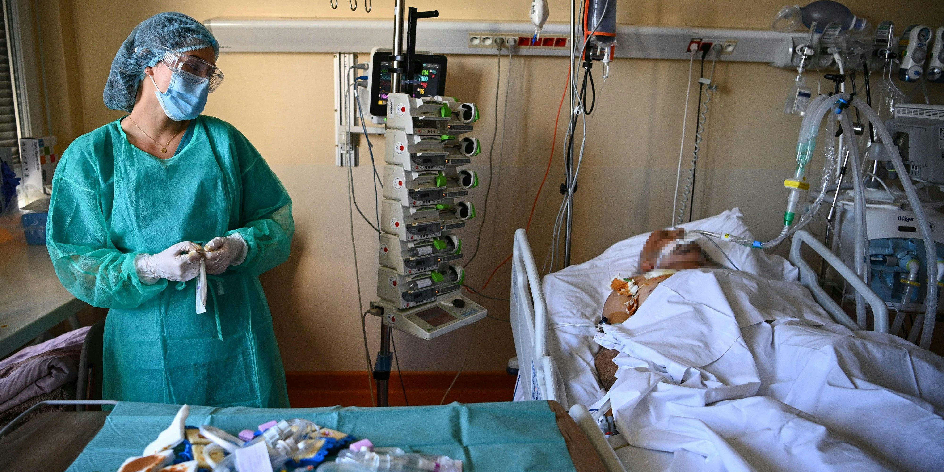 Ein Patient wird auf einer Intensivstation behandelt.