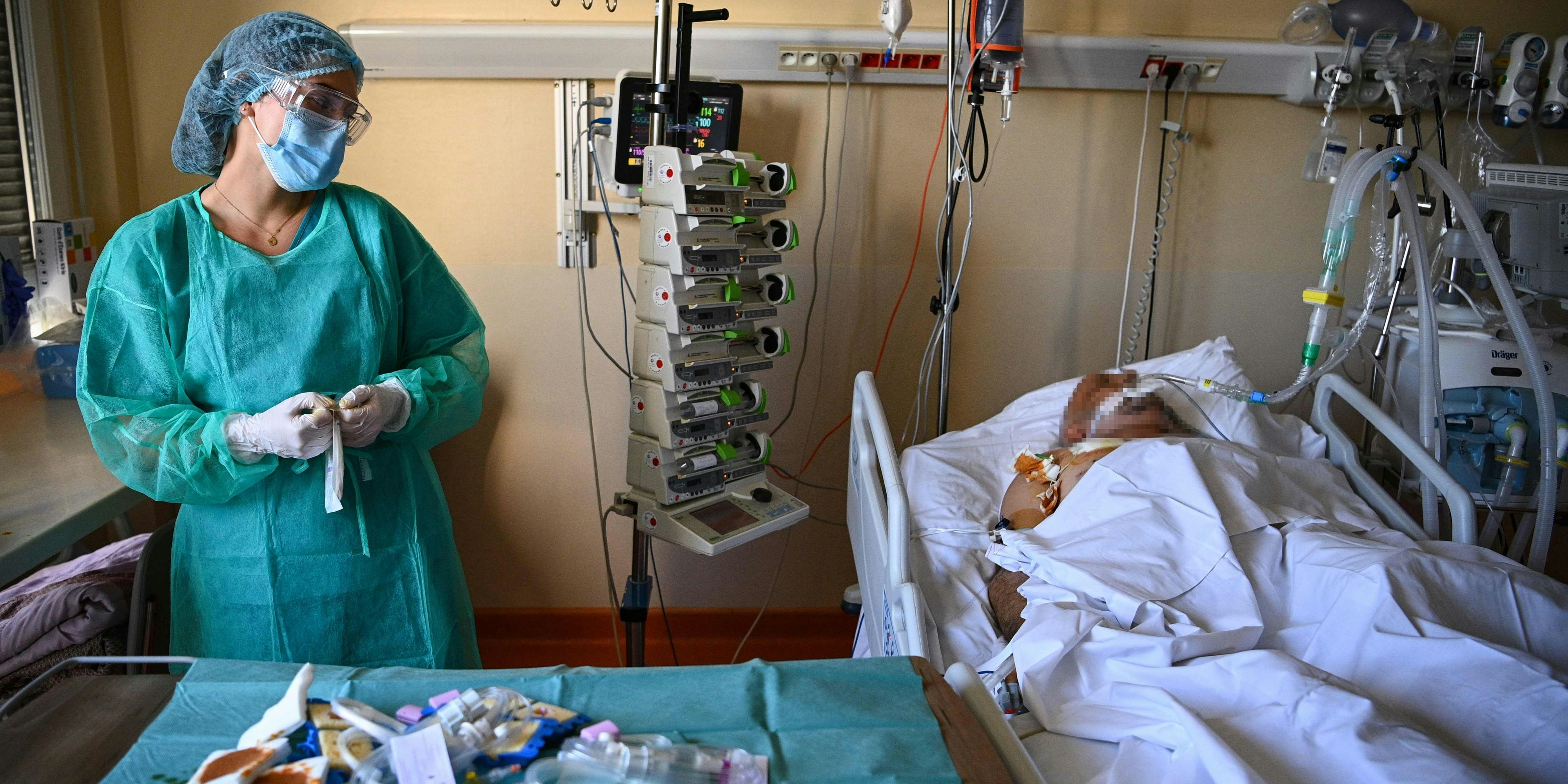 Ein Patient wird auf einer Intensivstation behandelt.