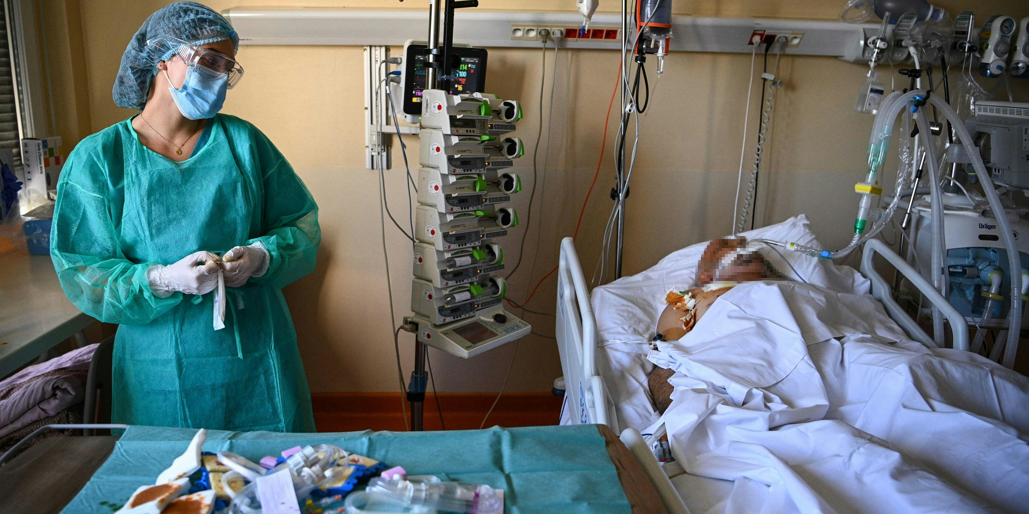 Ein Patient wird auf einer Intensivstation behandelt.