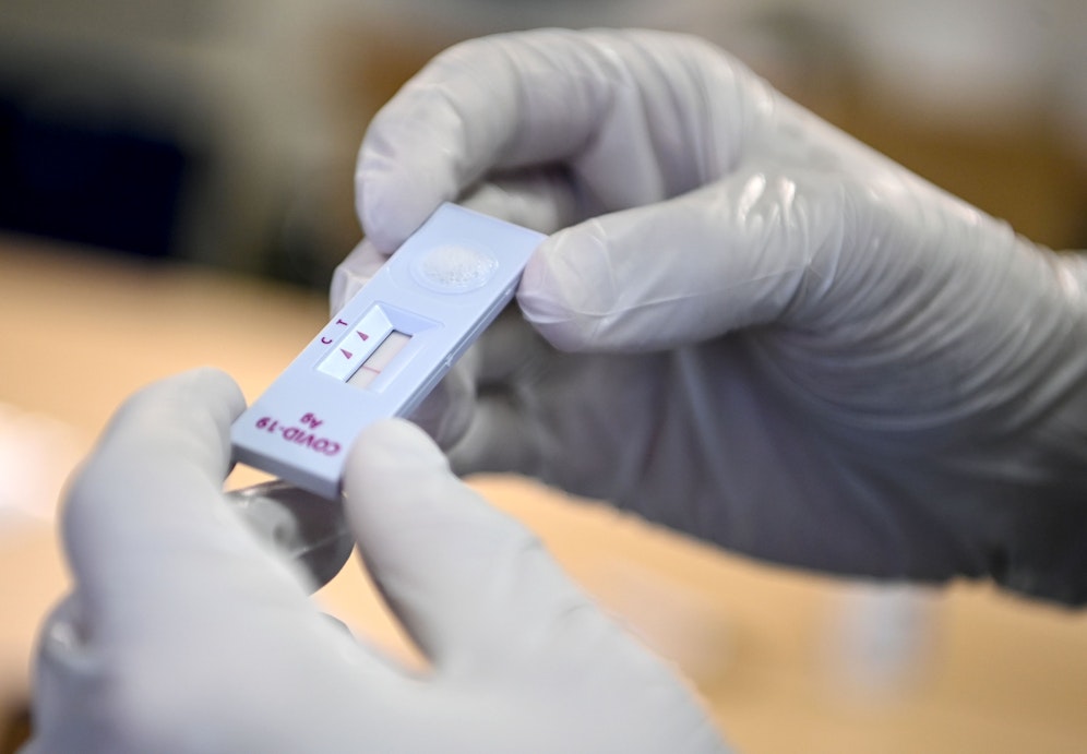 Wer bereits gegen das Coronavirus geimpft ist, der sollte keine Schnelltests mehr machen.
