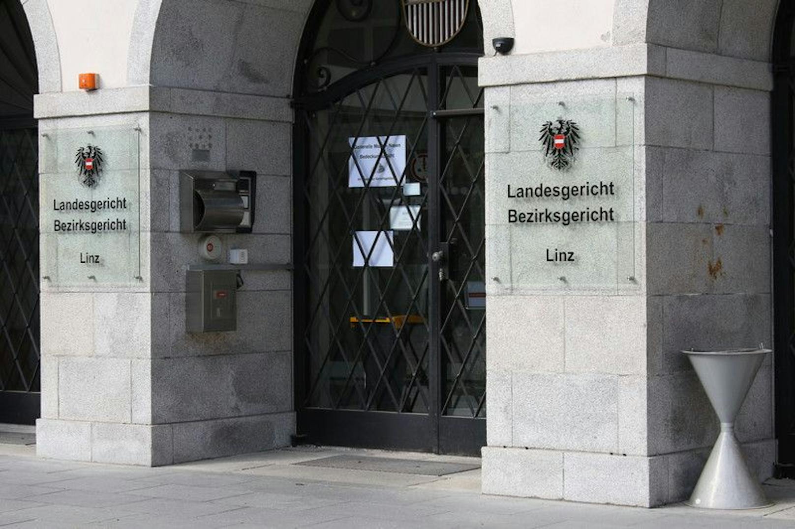 Der Beschuldigte soll auf Postkarten gedroht haben, Oberösterreichs Politspitze am Hauptplatz in Linz aufzuhängen.