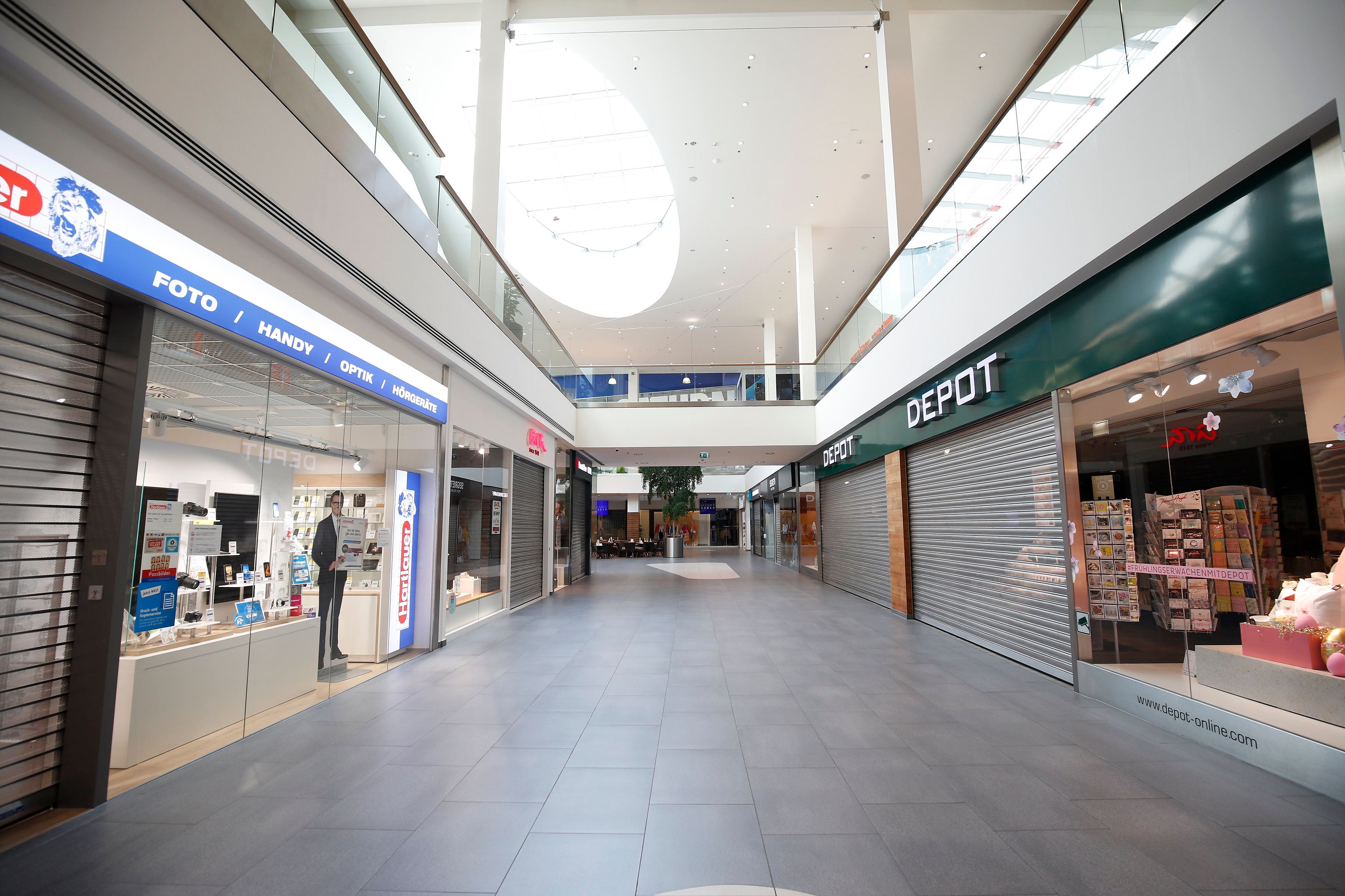 Download von www.picturedesk.com am 16.12.2020 (10:34).  THEMENBILD - Die Situation in einem Einkaufszentrum in Graz in Folge des Coronavirus-Ausbruchs in Österreich, aufgenommen am 16.03.2020 in Graz, Österreich // The situation in a shopping centre as a result of the coronavirus outbreak in Austria, on 2020/03/16 in Graz, Austria. EXPA Pictures © 2020, PhotoCredit: EXPA/ Erwin Scheriau - 20200316_PD2770 - Rechteinfo: Rights Managed (RM)