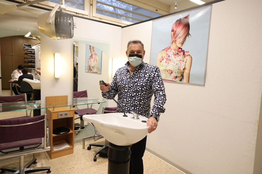 Coiffeur Peter Gänsler in seinem Salon Jahn in der Engerthstraße.