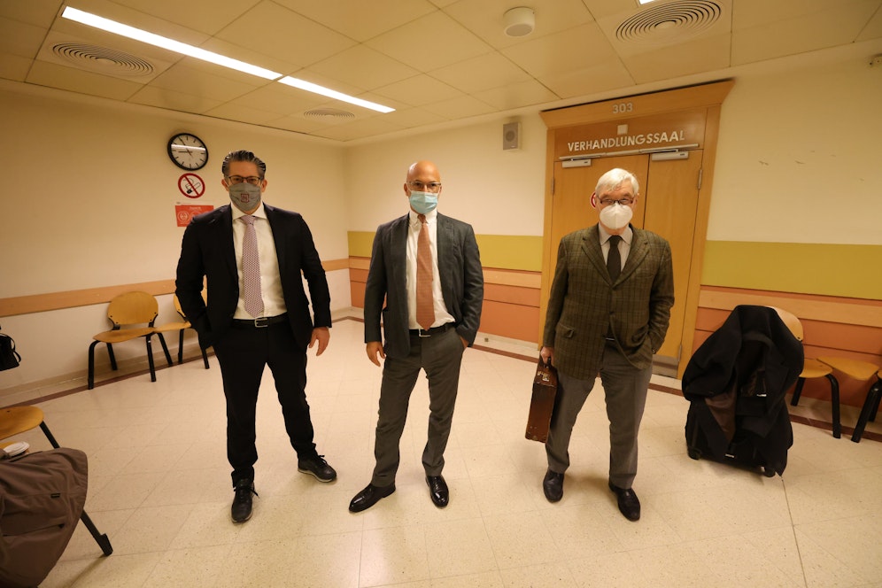 Prozess nach Golfschlägerattacke: Anwälte F. Höllwarth (l.), Niki Rast (Mi.)