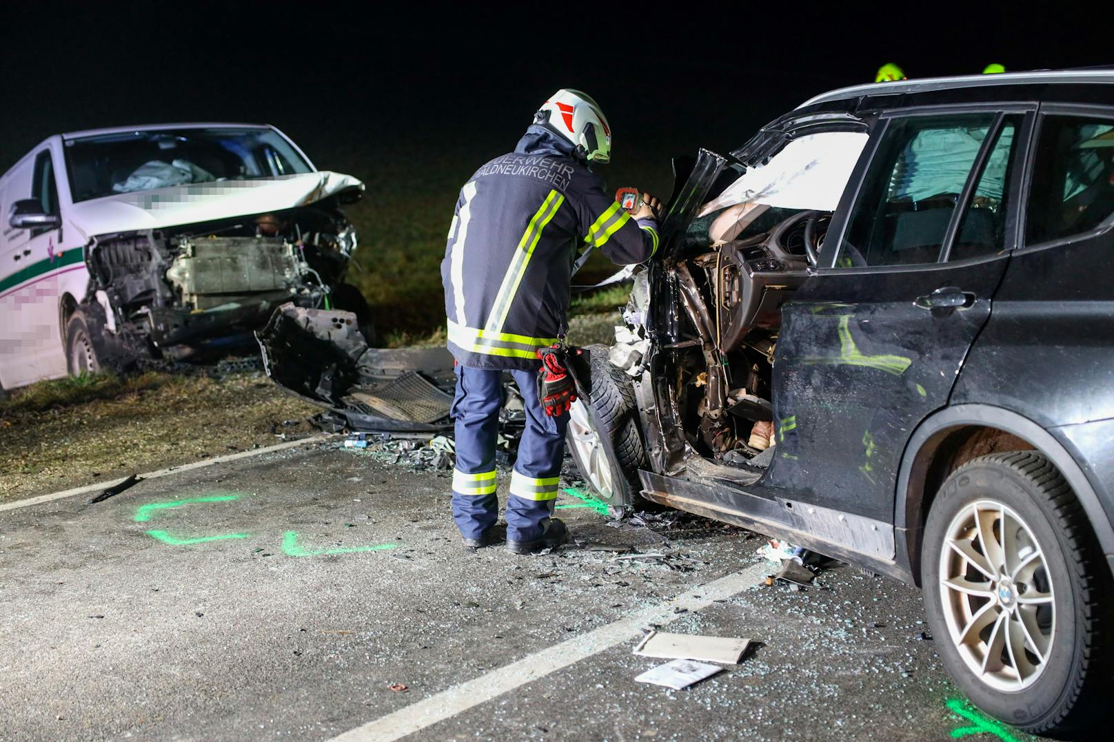 BMW katapultiert Transporter von der Straße – Lenker tot