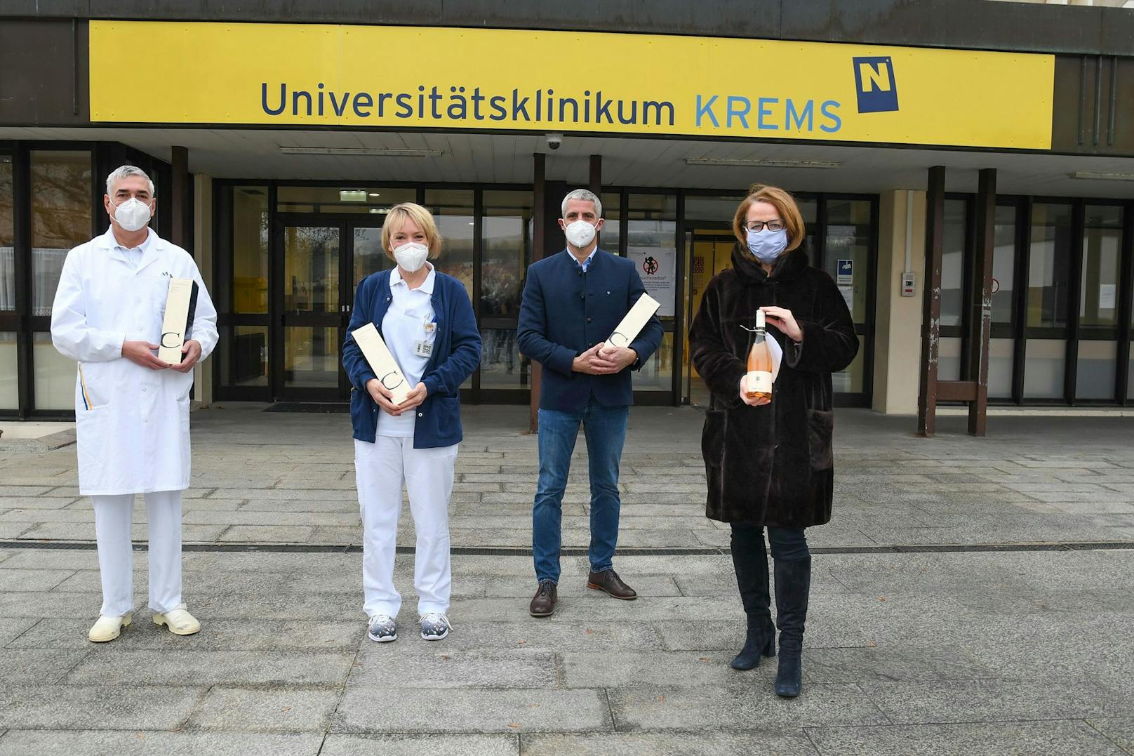 Frizzante Spende an Klinikum: Ärztlicher Direktor Primar Heinz Jünger, Stationsleiterin Birgit Diglas, Direktor Dieter Faltl und Bildungs-Landesrätin Christiane Teschl-Hofmeister.