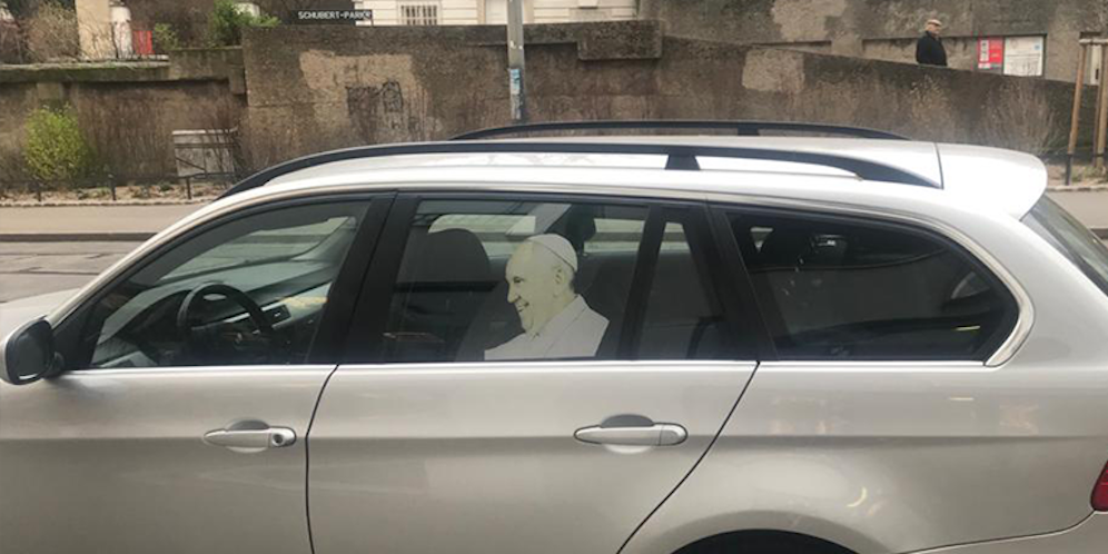 Auf den ersten Blick scheint hier ein bedeutender Fahrgast am Rücksitz mitzufahren.