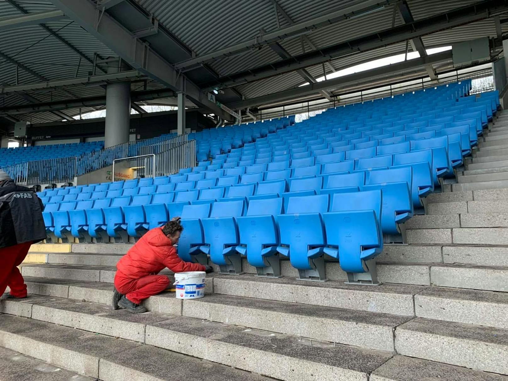 Einen Tag nach dem Match wurden schon die Sitze abmontiert.