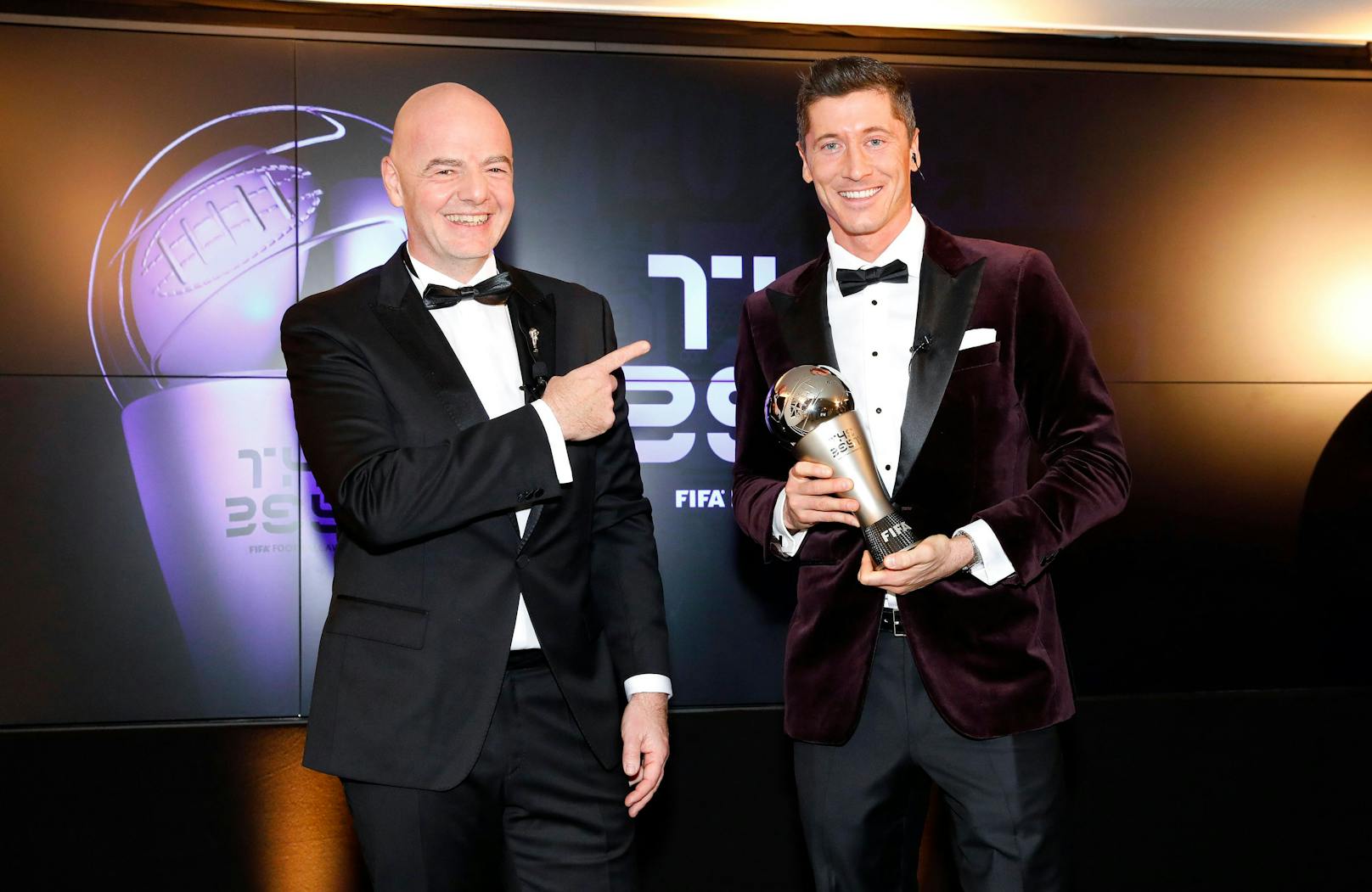 Robert Lewandowski wird von FIFA-Boss Gianni Infantino ausgezeichnet. 