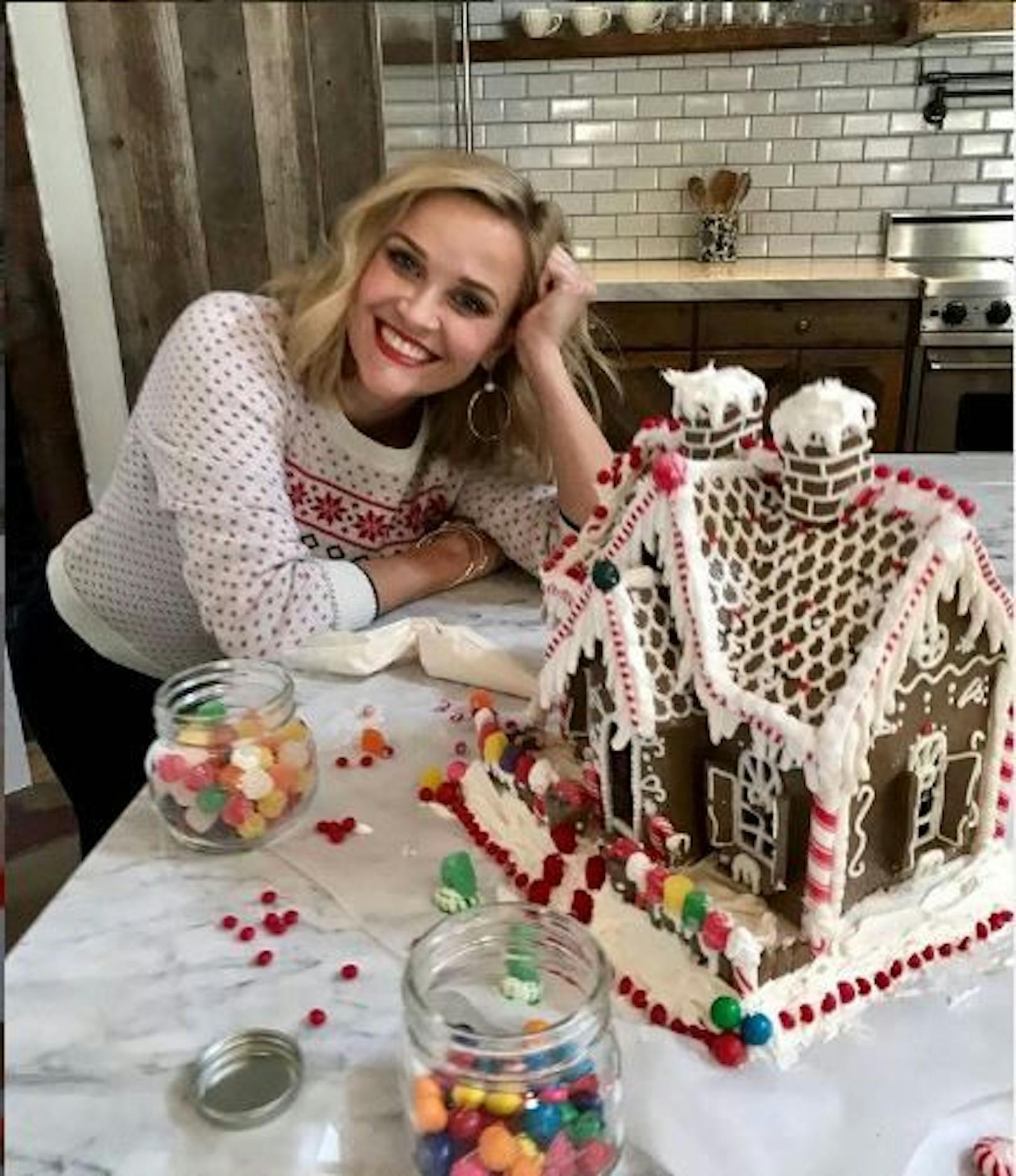 16.12.2020: Zusammen mit ihren Kids backt Oscarpreisträgerin <strong>Reese Witherspoon</strong> zu Weihnachten ein Knusperhäuschen aus Lebkuchen. Die süße Dekoration vernascht sie dabei aber am liebsten gleich, wie sie ihrer Instagram-Fangemeinde verrät.