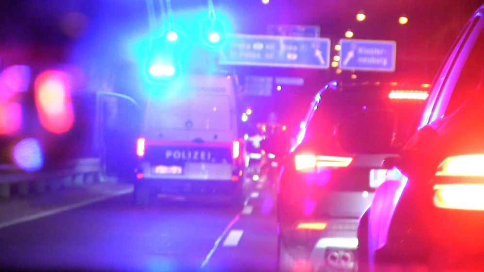 Feuerwehr und Polizei standen im Einsatz, ein Fahrstreifen war gesperrt.
