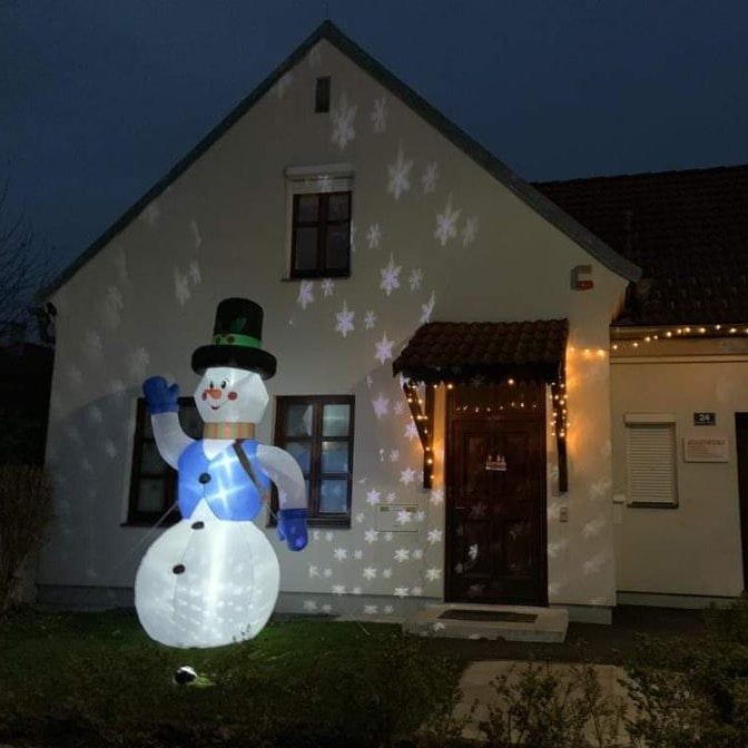 Die Herriedenstraße wurde für den guten Zweck weihnachtlich geschmückt.