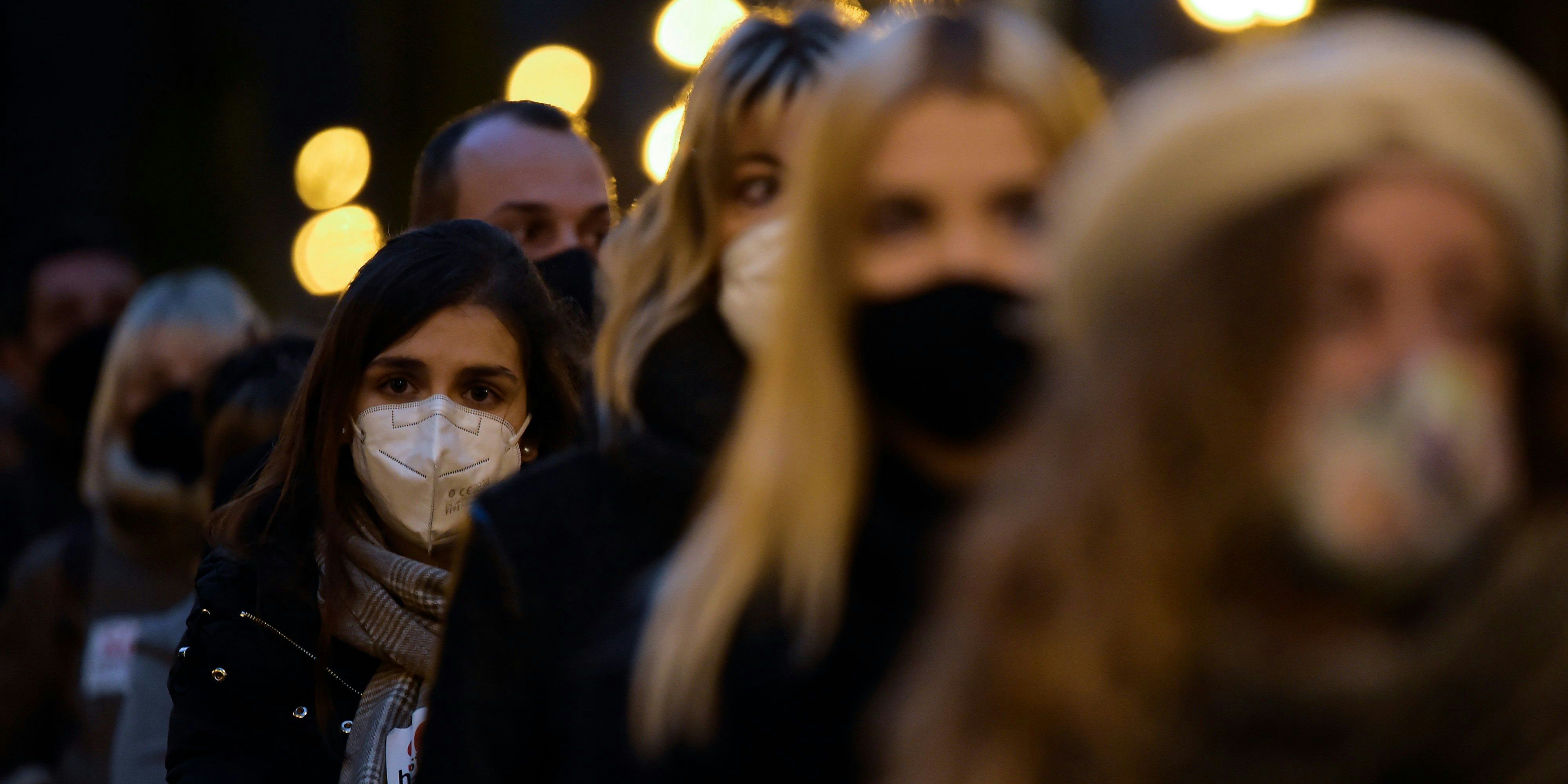 Download von www.picturedesk.com am 17.12.2020 (12:55).  People wear face mask protection to prevent the spread of the coronavirus during a protest in Pamplona, northern Spain, Saturday, Dec. 12, 2020, supporting the hotel industry during the measures enforced to try to control the spread of the coronavirus in the Navarra province, where all bar and restaurants are closed since October, except terrace service. (AP Photo/Alvaro Barrientos) - 20201212_PD8706 - Rechteinfo: Rights Managed (RM)