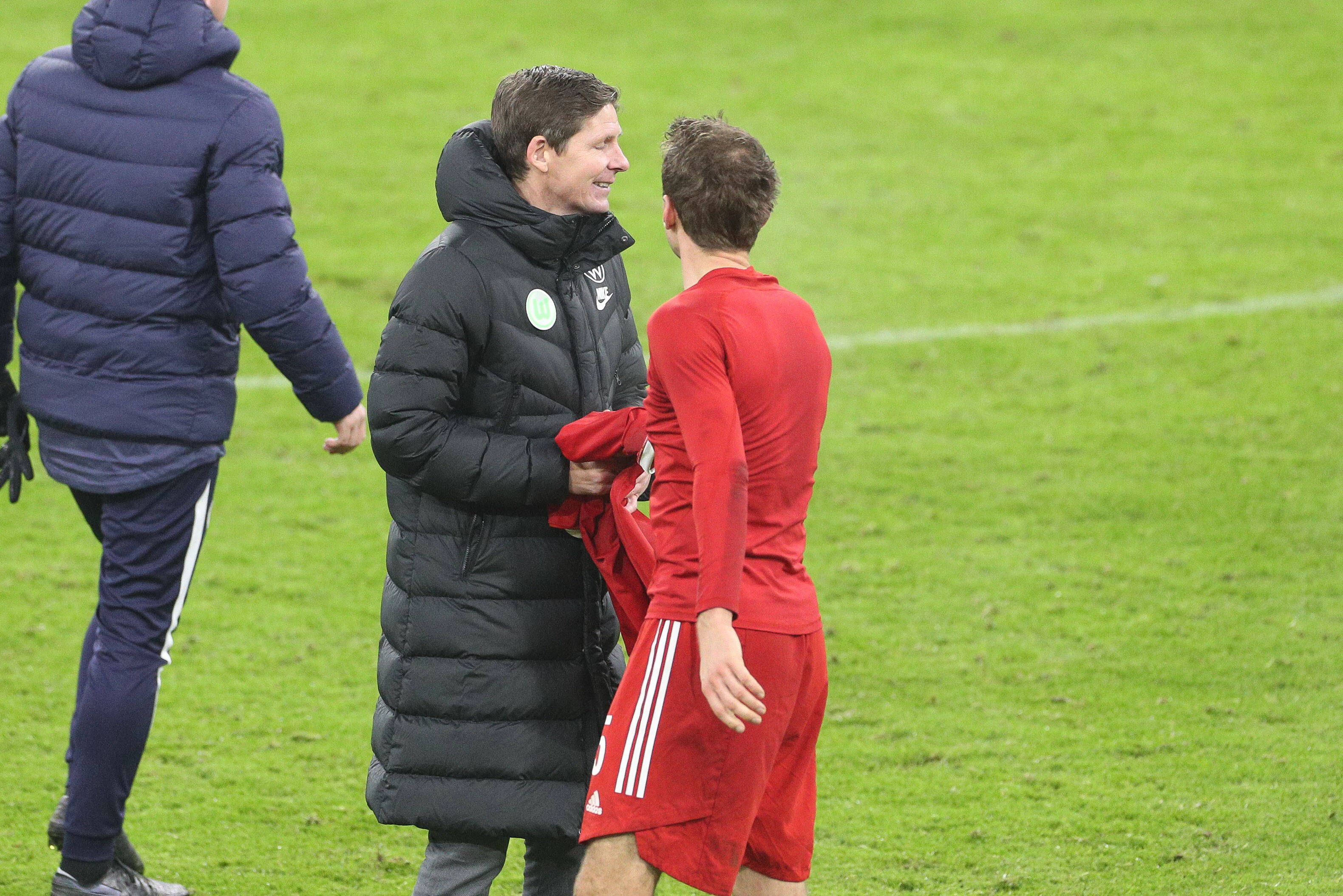 Oliver Glasner holt sich das Trikot von Thomas Müller. 