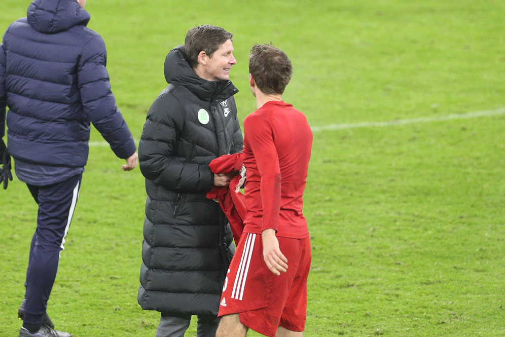 Oliver Glasner holt sich das Trikot von Thomas Müller. 