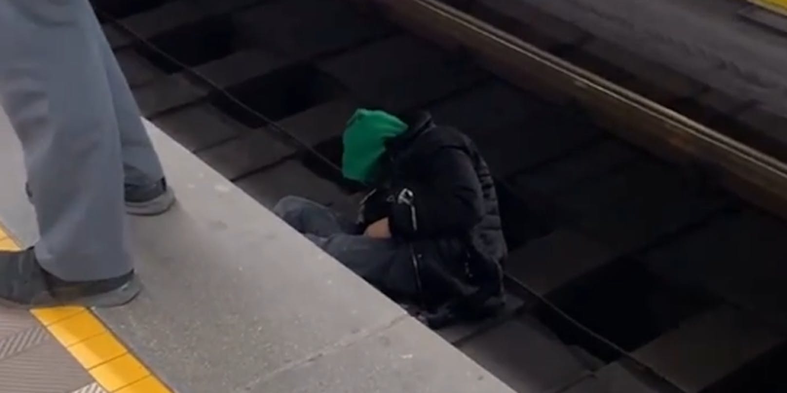 Dieser Mann stürzte in das Gleisbett