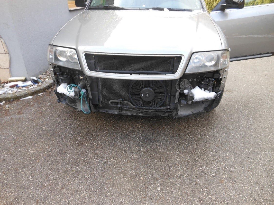 Auch die Stoßstange und die Kennzeichen fehlten.