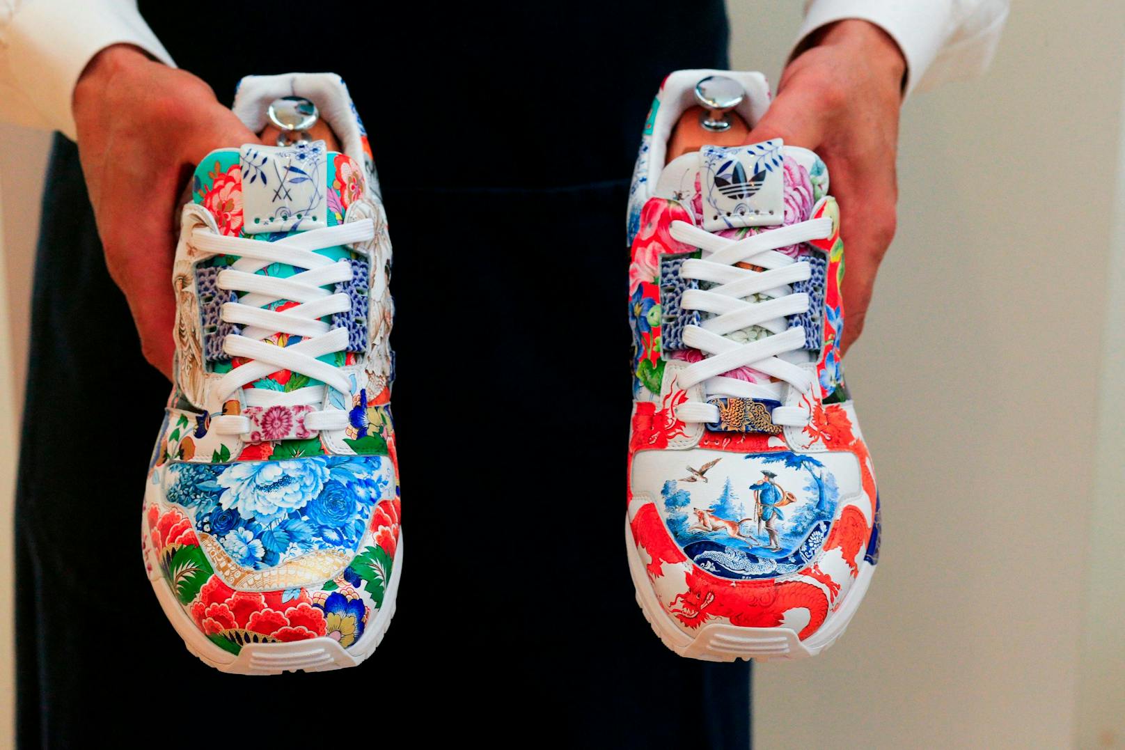 Das Paar Sneakers aus Porzellan und Leder ist in New York für rund 103.000 Euro versteigert worden.