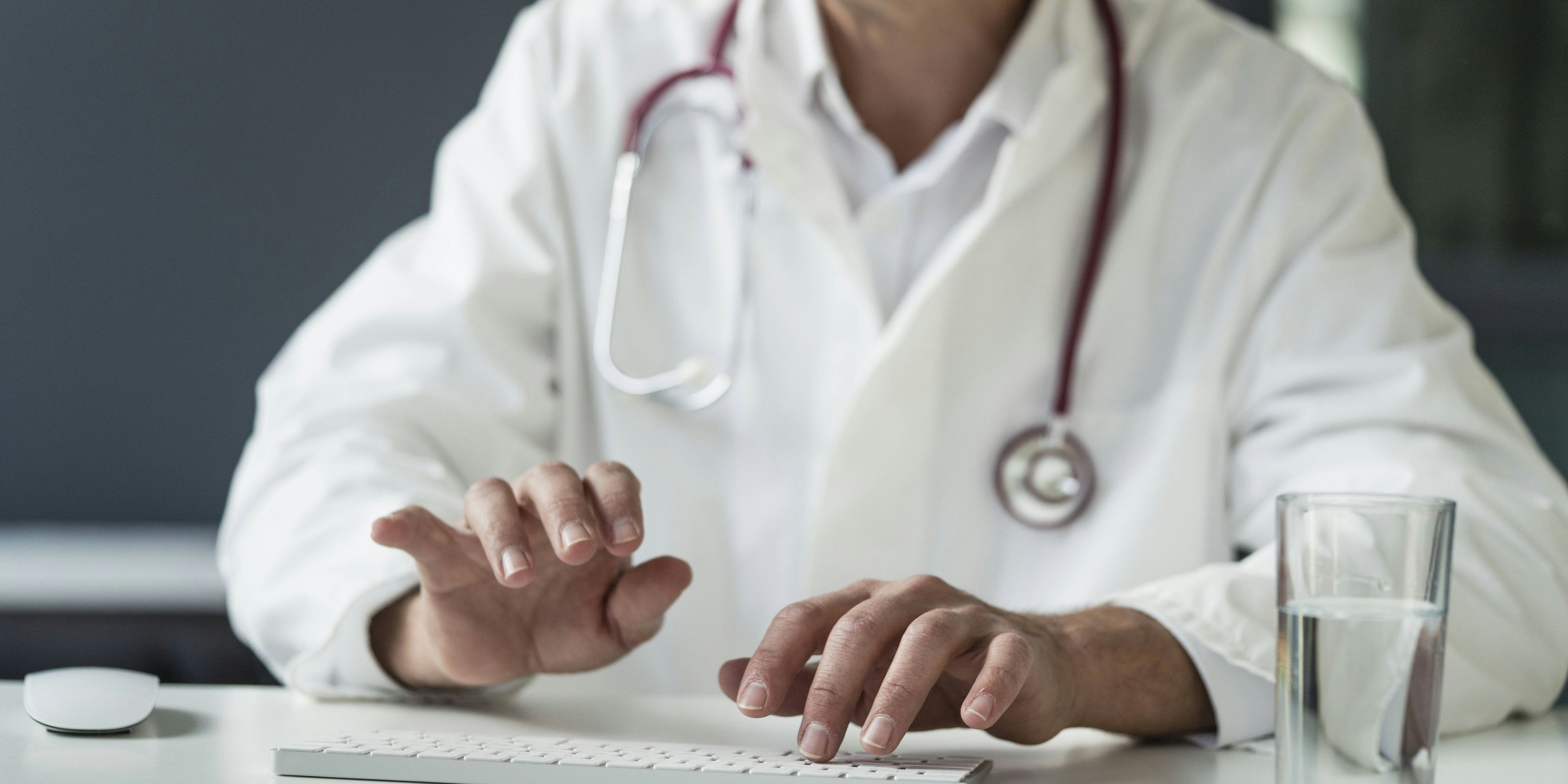 Der Arzt soll 900 falsche Atteste ausgestellt haben.