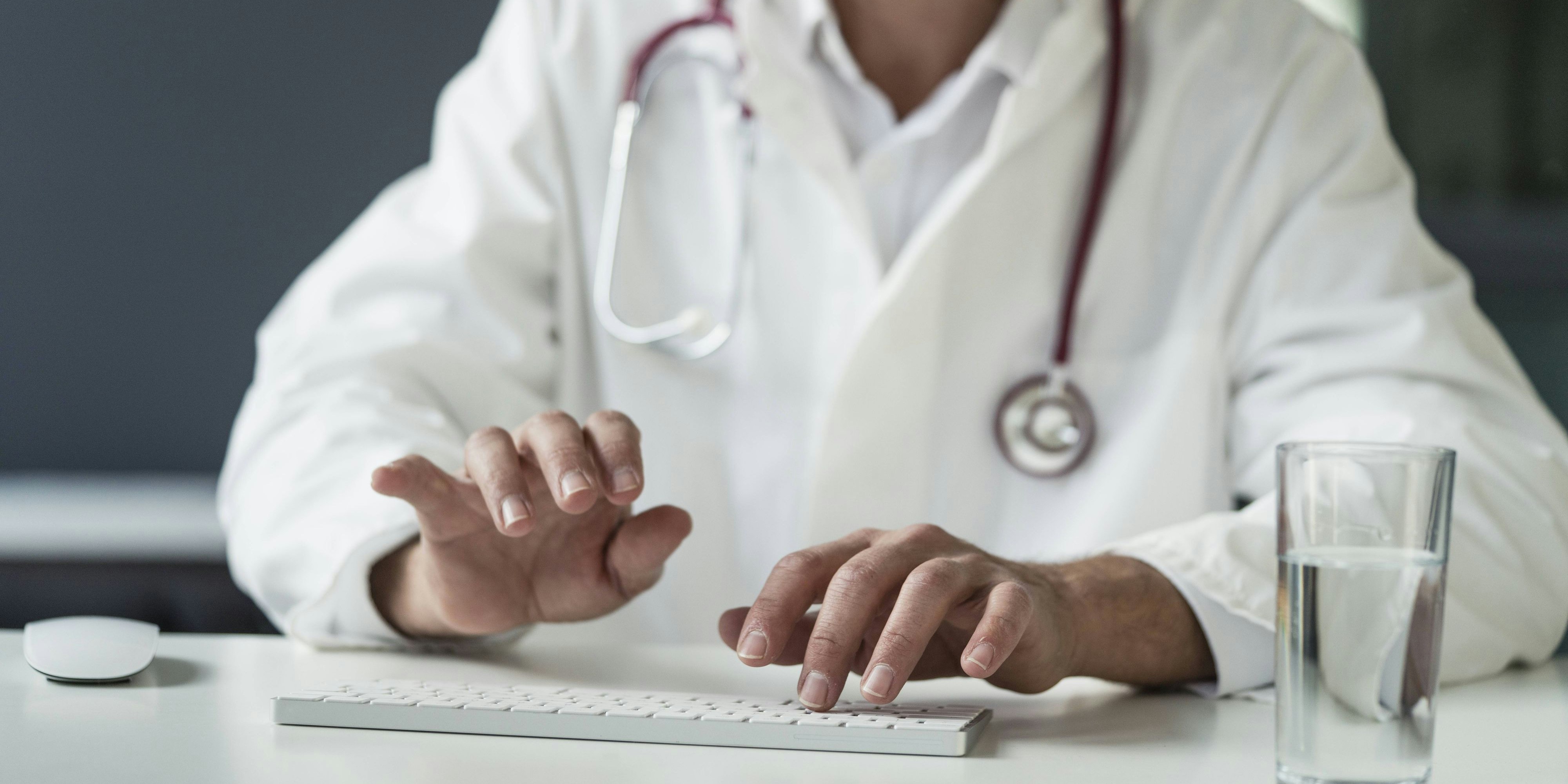 Der Arzt soll 900 falsche Atteste ausgestellt haben.