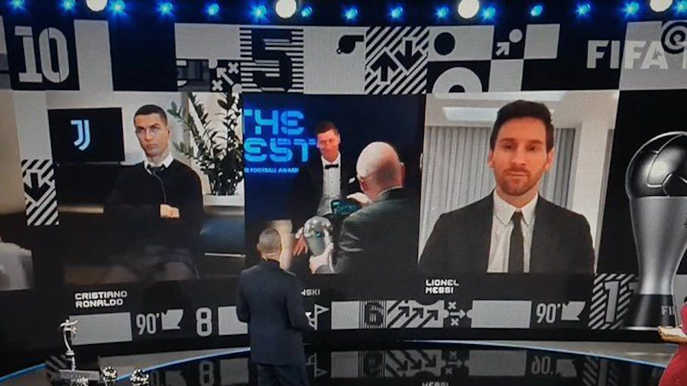 Cristiano Ronaldo schmollt, während Robert Lewandowski ausgezeichnet wird. 