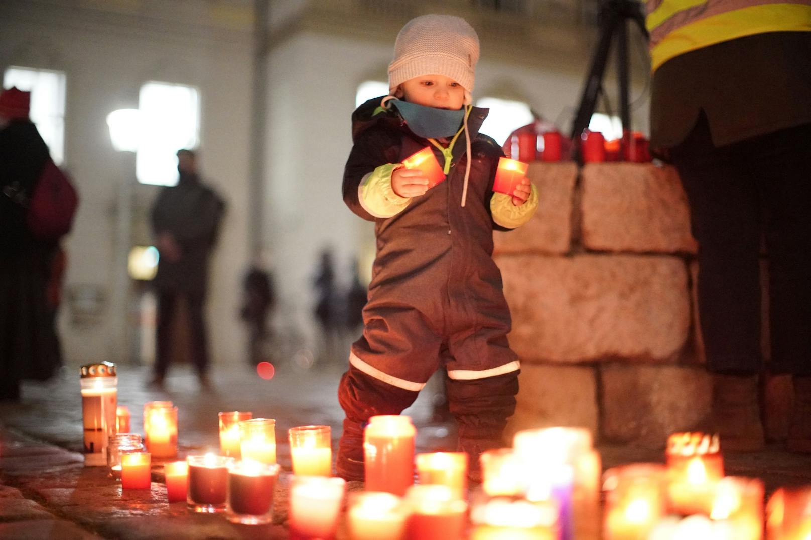 Ab 17 Uhr brennen am Stephansplatz die Lichter für ukrainische Kinder. (Symbolbild)