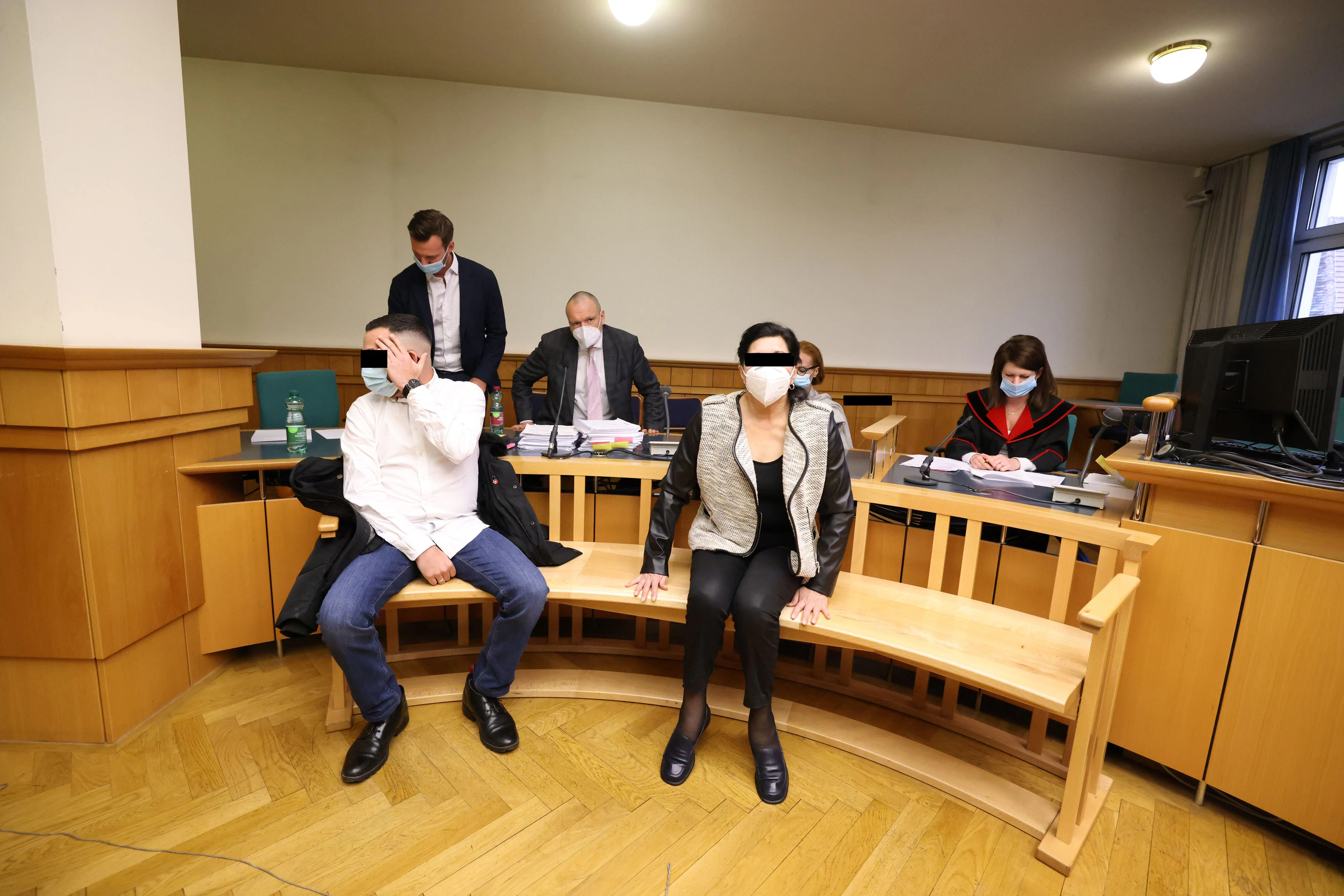 Die mutmaßliche Bandenchefin (r.), ein Komplize