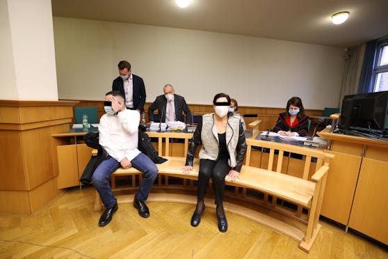Die mutmaßliche Bandenchefin (r.) und ein weiterer Angeklagter (l.)