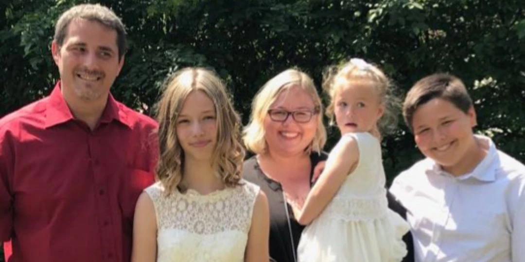 Christian, Karina und ihre Kinder freuen sich über 500 Euro.