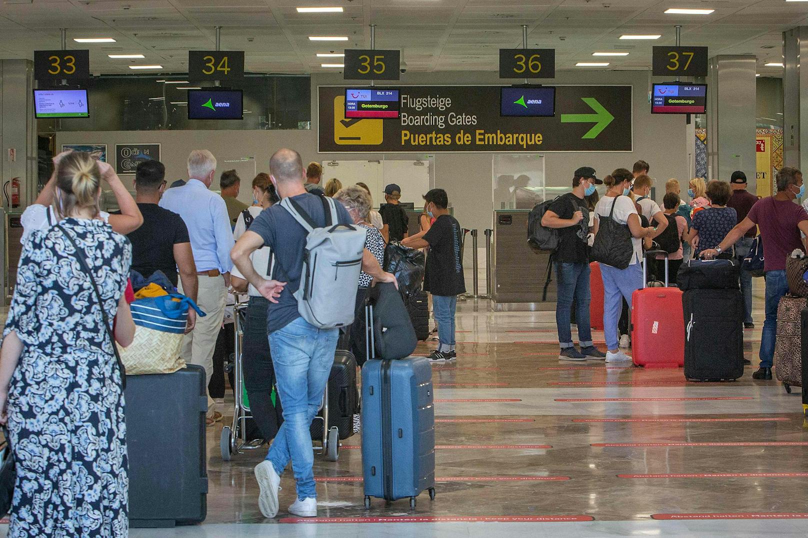 Touristen stehen am Flughafen von Teneriffa Schlange: Die Insel macht jetzt dicht.