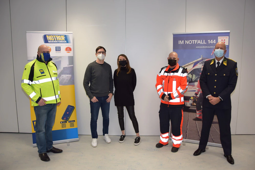 Notruf NÖ Geschäftsführer Christof Chwojka, Christoph und Larissa Pomper sowie Markus Pellinger mit Leitstellenleiter Patrick Glaninger.
